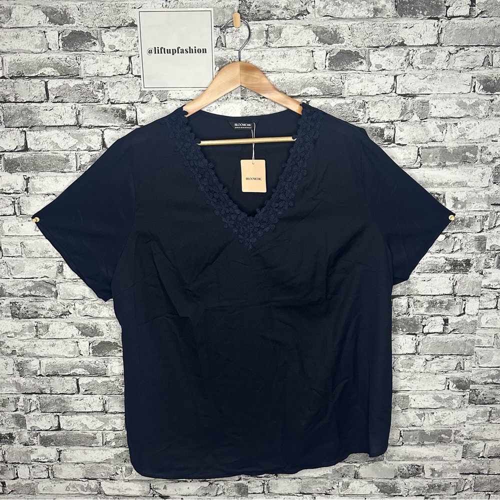 NWT EUC BloomChic Navy V-Neck Top with Lace Trim Size 22-24 - Picture 2 of 10